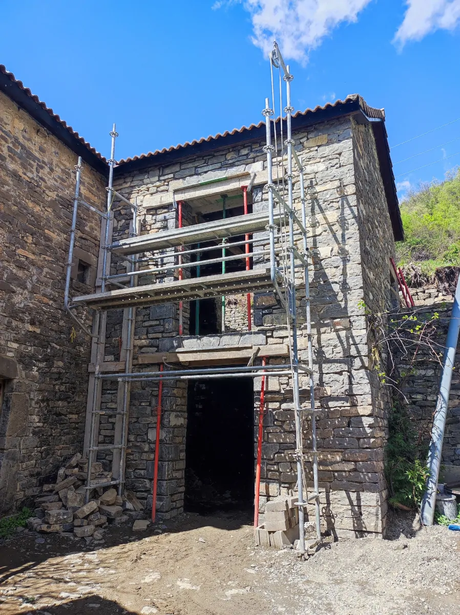 Rehabilitación fachada en valle de Tena exterior detalle